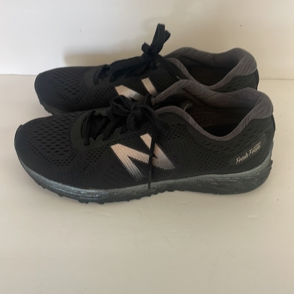 New Balance Black Fresh Foam Sneakers Size 8.5 - Picture 2 of 6